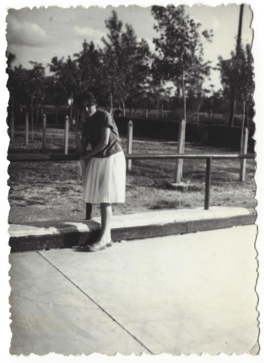 Chica sentada en una barra