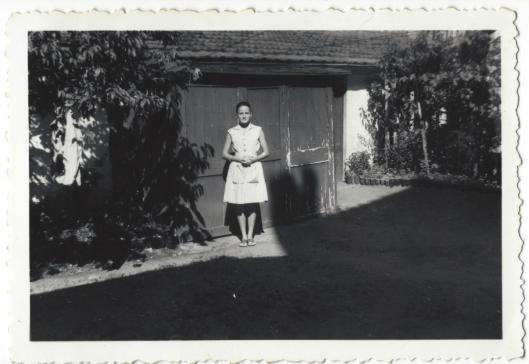 Mi madre en un jardín