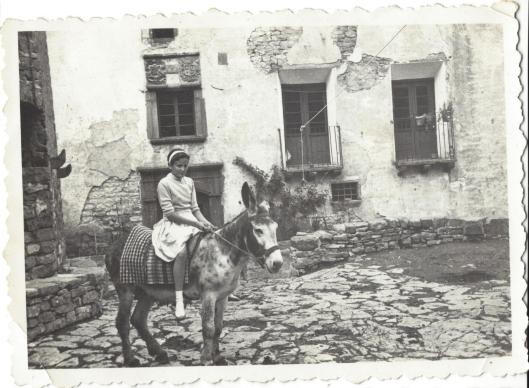 Mi madre subida a un burrito